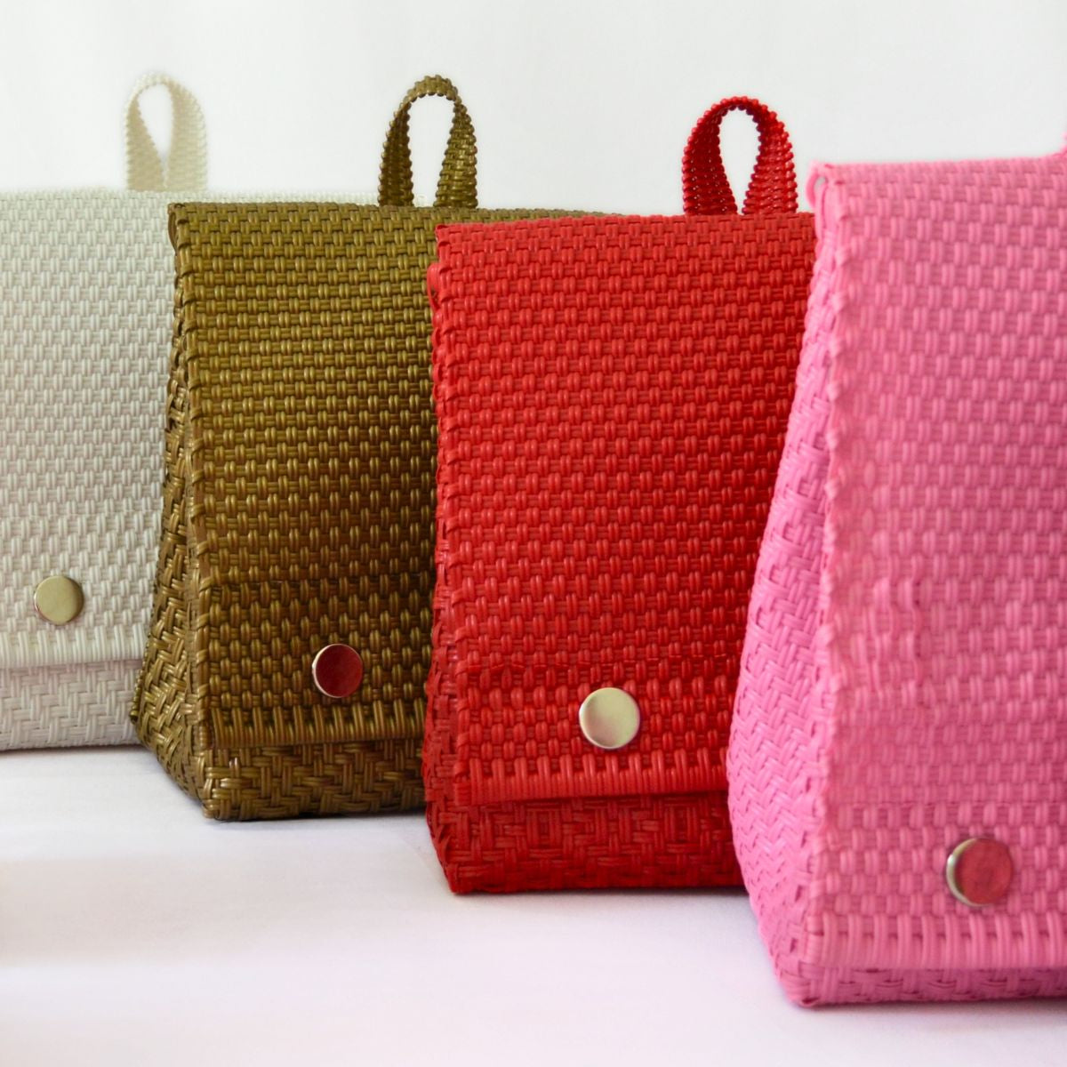 Mochilas artesanales hechas a mano en México con materiales reciclados. Diseños coloridos y sostenibles elaborados en centros de reinserción social, que combinan funcionalidad y propósito social.