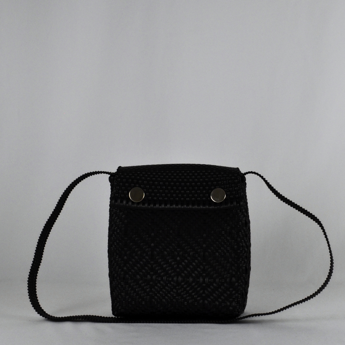 Crossbody tamaño mediano negro tejido a mano