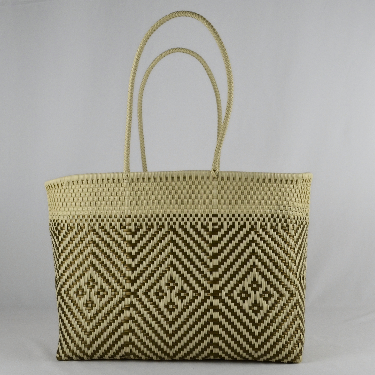 Tote artesanal jumbo color hueso con oro tejido a mano