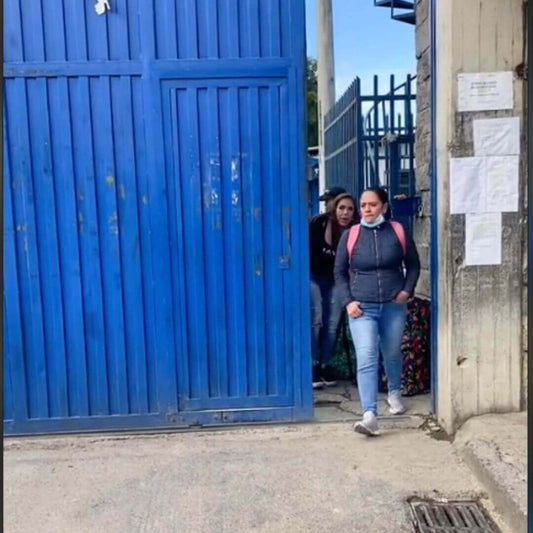 El Amor Tras los Barrotes: La Historia de Mariela - Bolsa Artesanal MX | Bolsas Hechas a Mano con Impacto Social
