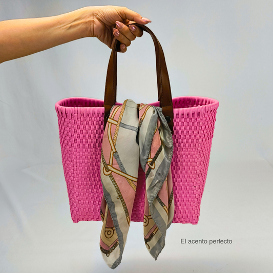 Tote artesanal mexicana fucsia con mascada y asa de piel - cómo combinar bolsas artesanales mexicanas - Bolsa Artesanal MX