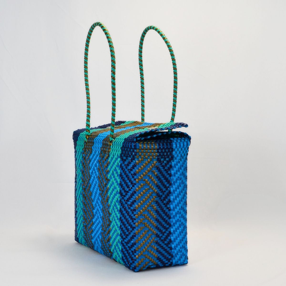 lonchera edición limitada tejida con plástico reciclado