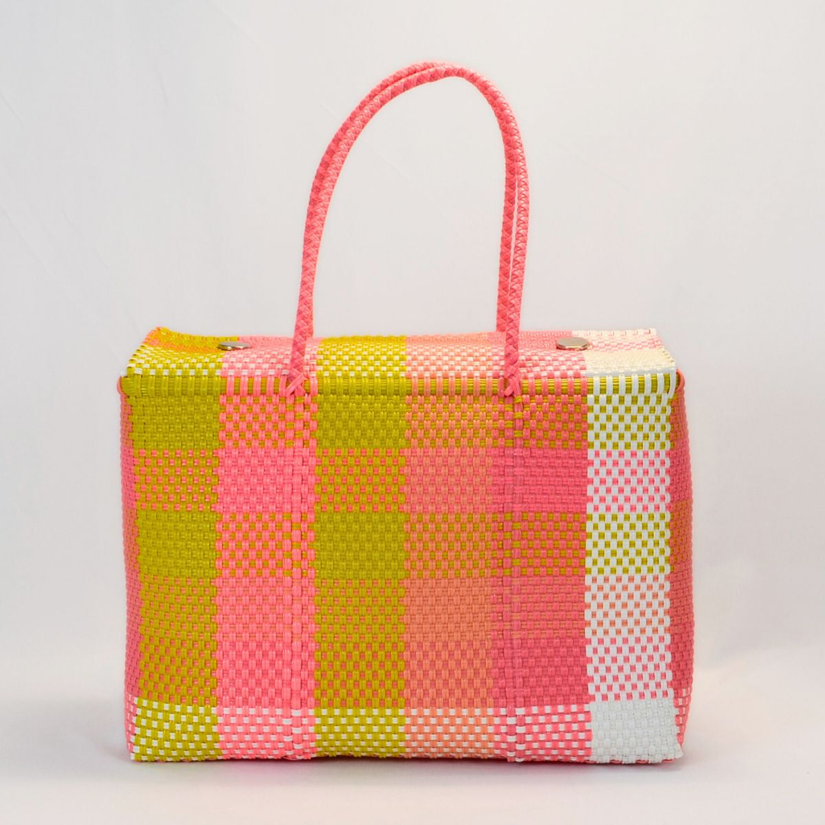 lonchera edición limitada tejida con plástico reciclado