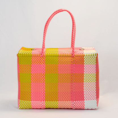 lonchera edición limitada tejida con plástico reciclado