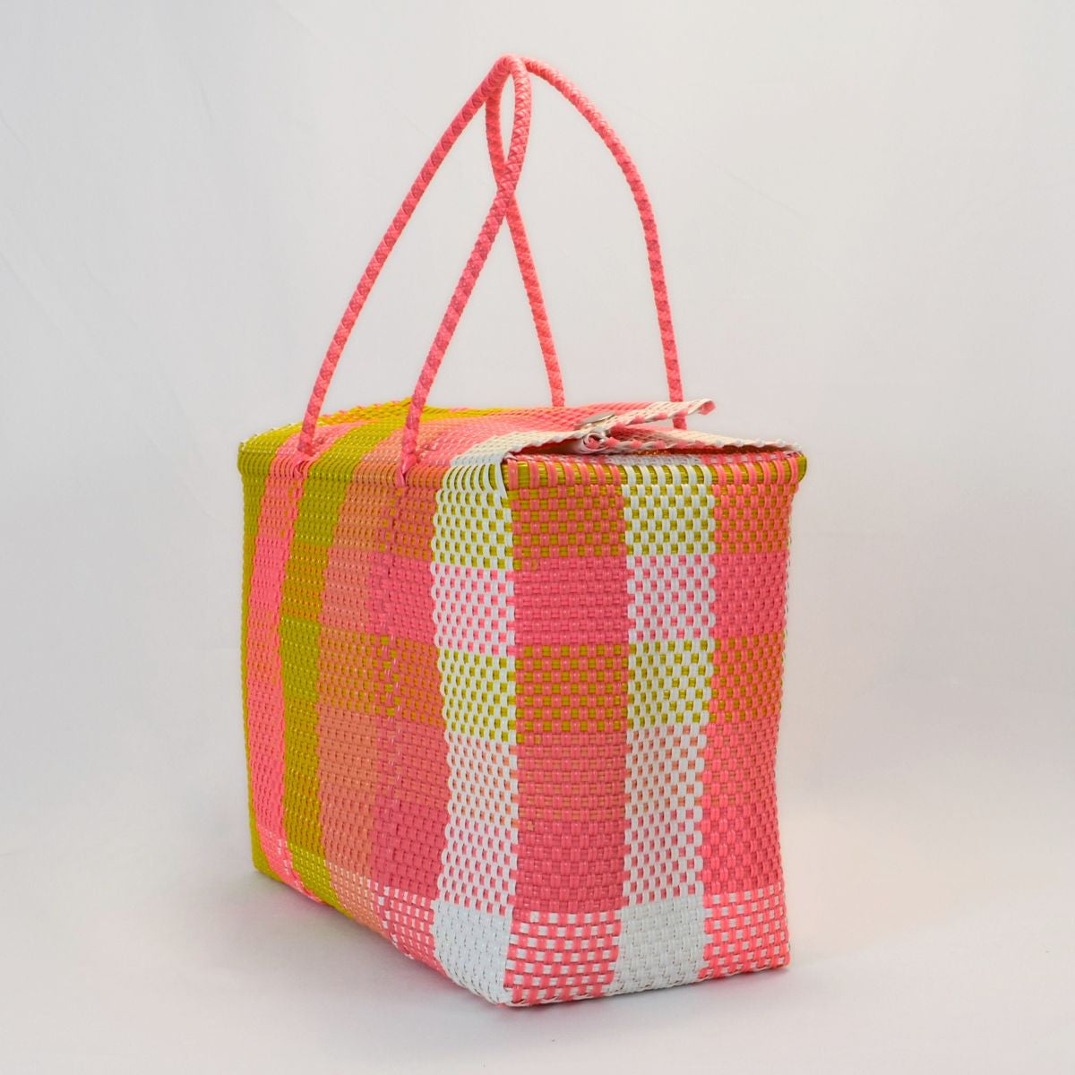 lonchera edición limitada tejida con plástico reciclado