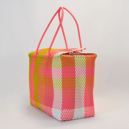 lonchera edición limitada tejida con plástico reciclado