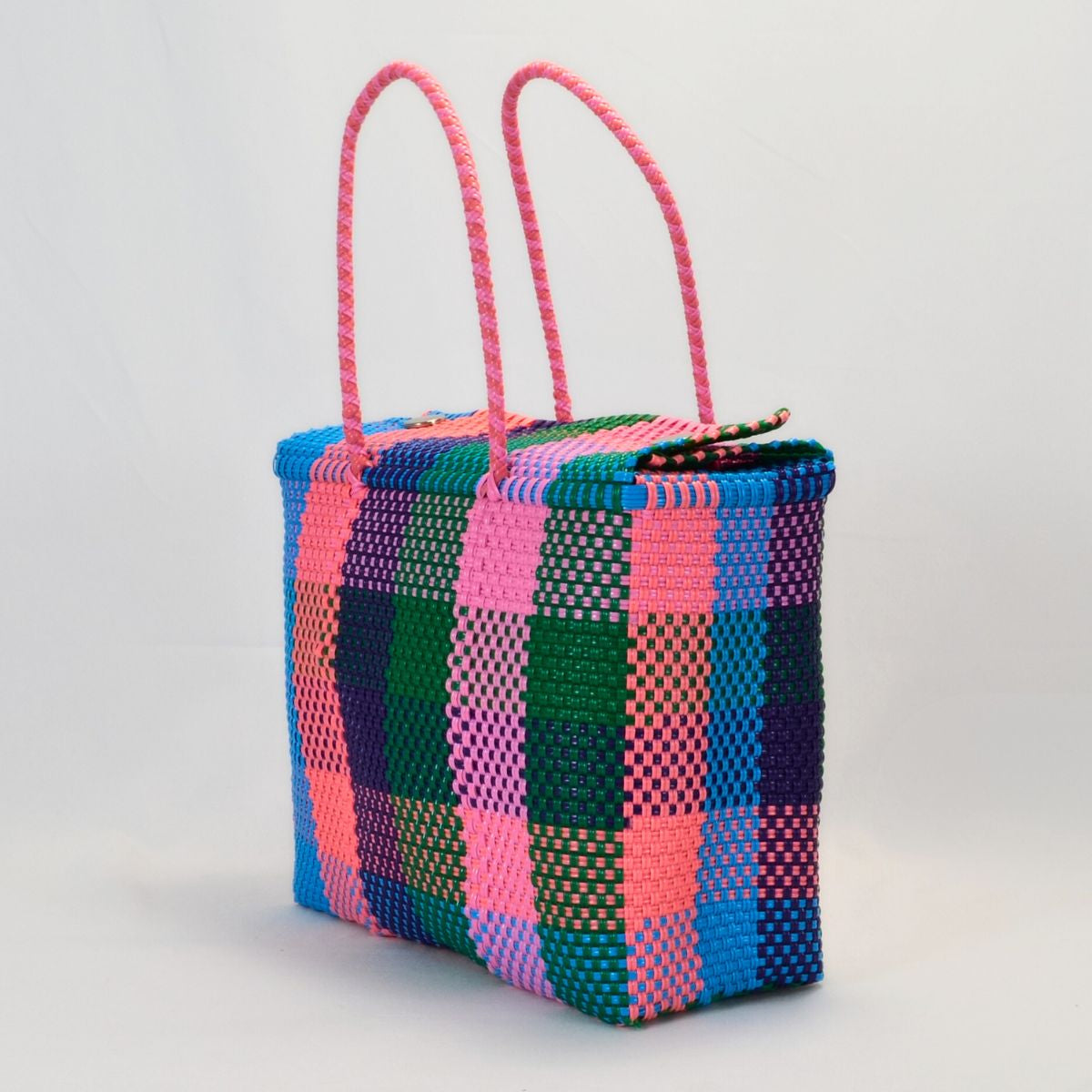 lonchera edición limitada tejida con plástico reciclado