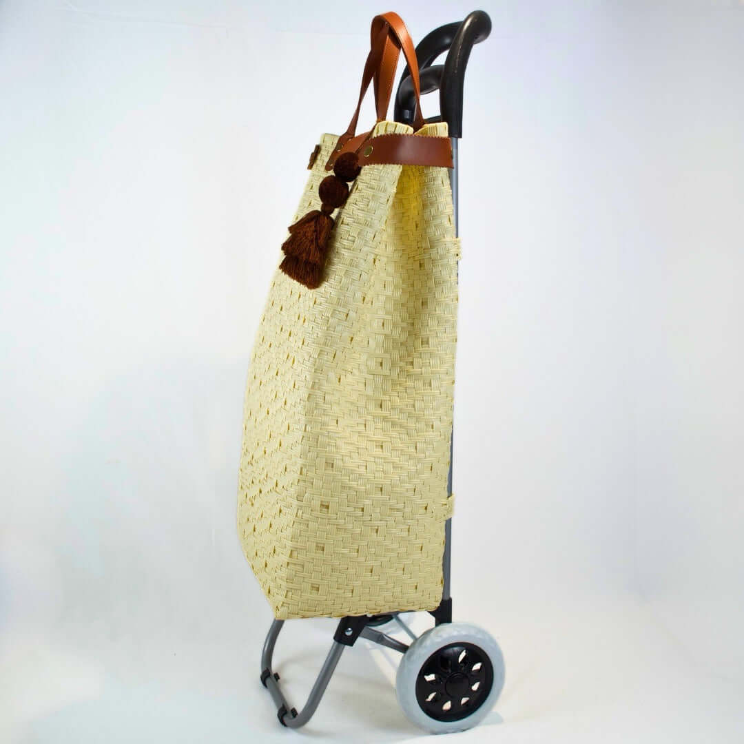 Bolsa artesanal para mandado color natural, tejida a mano con toquilla obtenida del reciclado de plástico. Incluye detalles y asas en piel sintética color café, con accesorios decorativos tejidos. Diseño funcional y elegante para uso diario, hecho en México con material plástico reciclado, toquilla, tejida en penales mexicanos