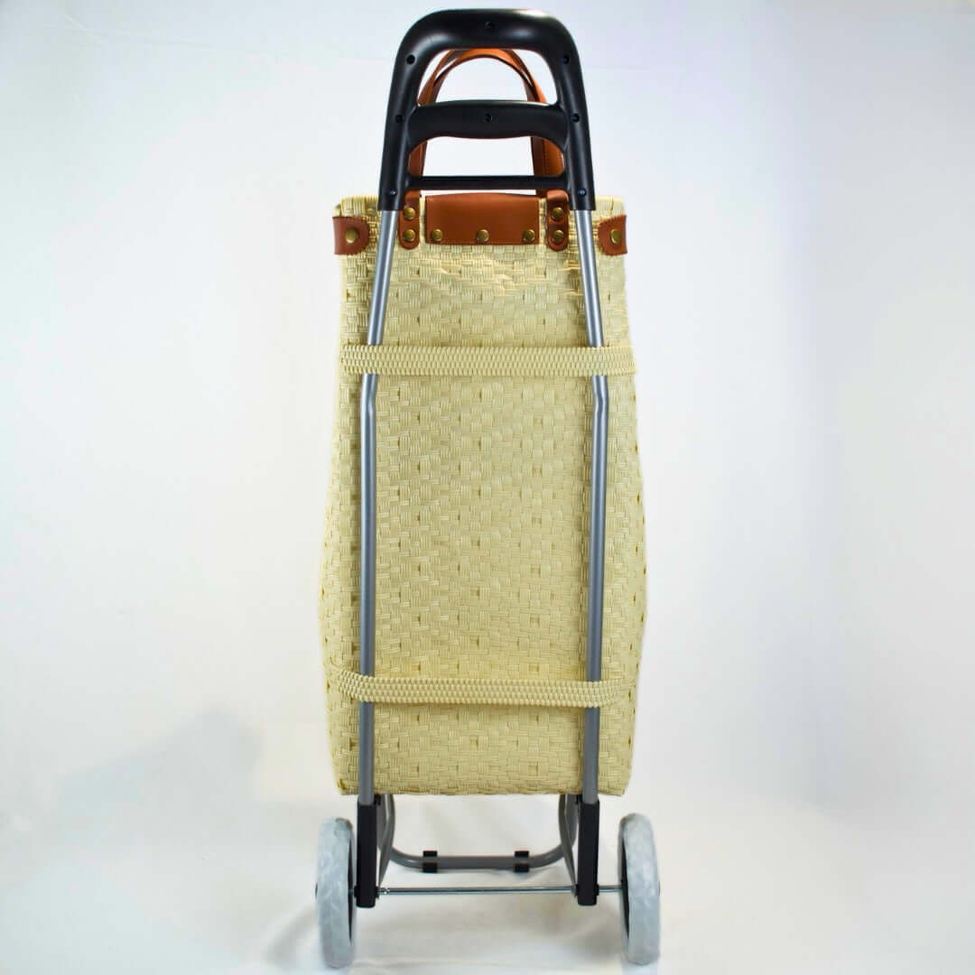 Bolsa artesanal para mandado color natural, tejida a mano con toquilla obtenida del reciclado de plástico. Incluye detalles y asas en piel sintética color café, con accesorios decorativos tejidos. Diseño funcional y elegante para uso diario, hecho en México con material plástico reciclado, toquilla, tejida en penales mexicanos