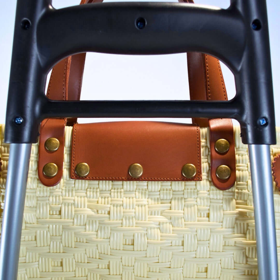 Bolsa artesanal para mandado color natural, tejida a mano con toquilla obtenida del reciclado de plástico. Incluye detalles y asas en piel sintética color café, con accesorios decorativos tejidos. Diseño funcional y elegante para uso diario, hecho en México con material plástico reciclado, toquilla, tejida en penales mexicanos.