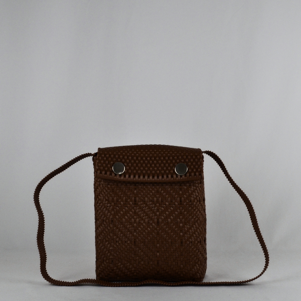Crossbody tamaño mediano café tejido a mano