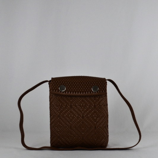 Crossbody tamaño mediano café tejido a mano