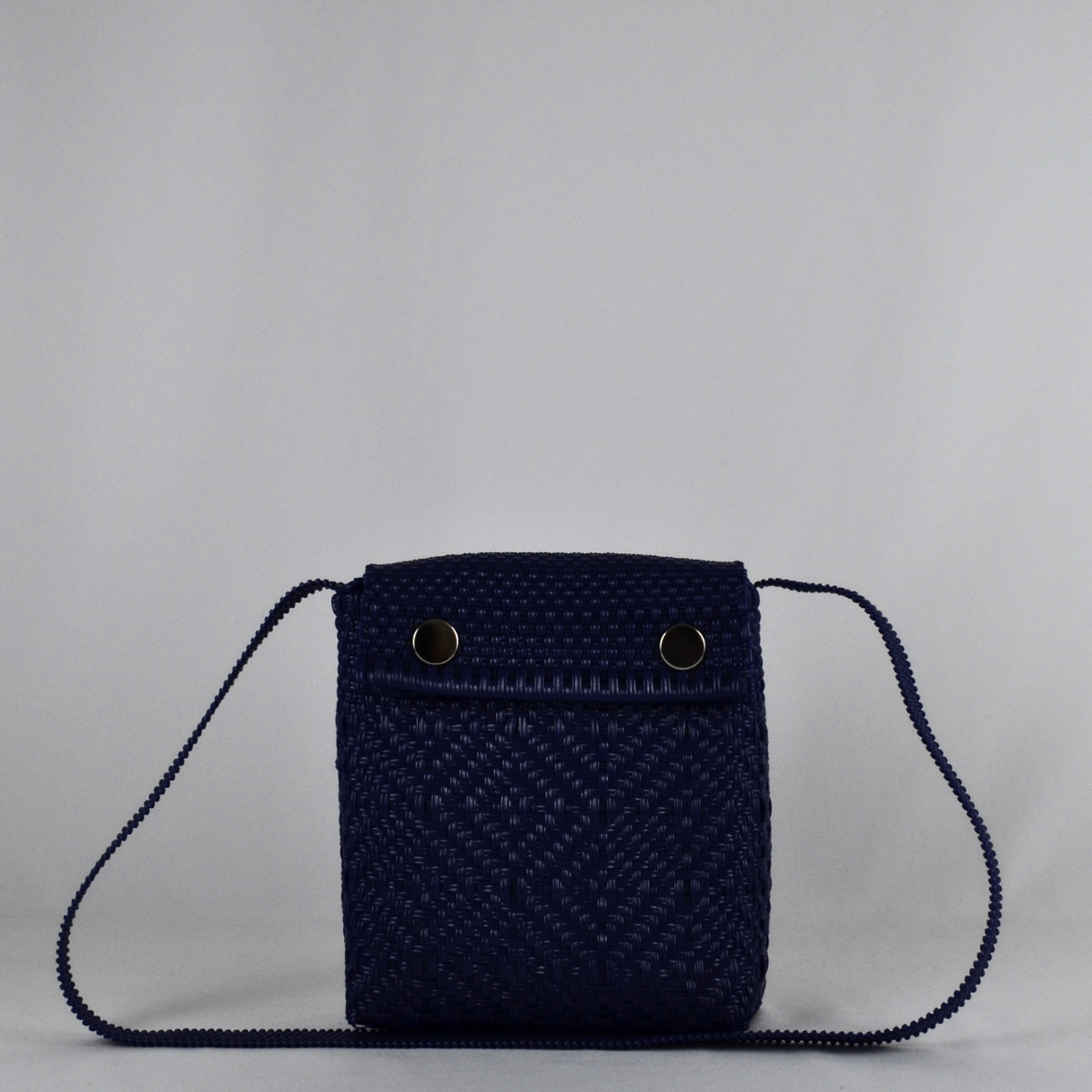 Crossbody tamaño mediano azul marino tejido a mano
