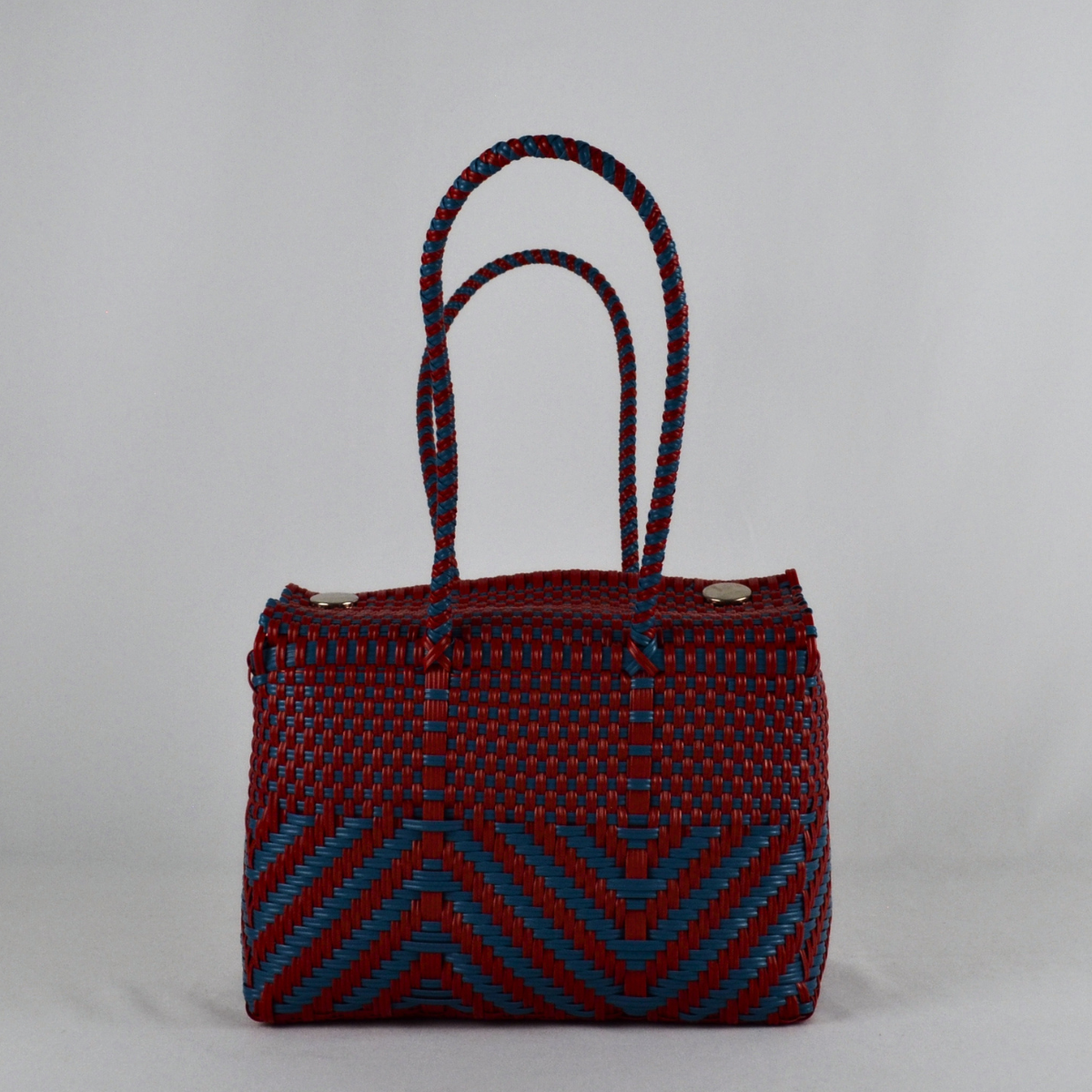 Lonchera artesanal tamaño mediano rojo con azul tejida a mano