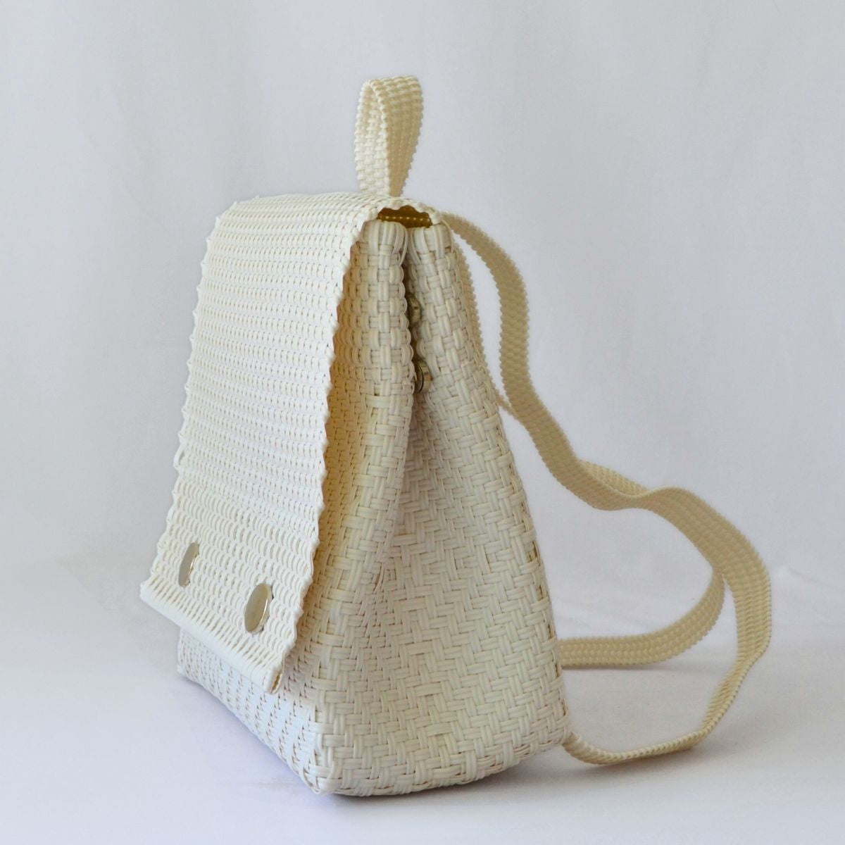 Mochila artesanal grande hecha en México tejida a mano con material reciclado