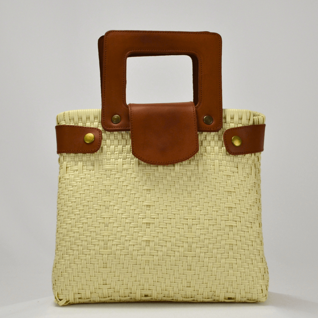 Tote mediano asa cuadrada de piel sintética y tejido artesanal, ideal para un estilo moderno y responsable.