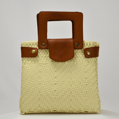Tote mediano asa cuadrada de piel sintética y tejido artesanal, ideal para un estilo moderno y responsable.