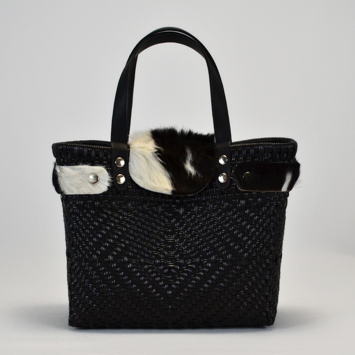 tote artesanal piel México edición Cow Furry color negro detalle de asas