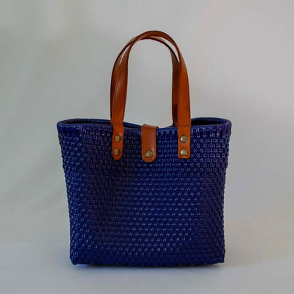 Tote mediano asa piel azul marino asa café - tejido LDPE reciclado artesanal México